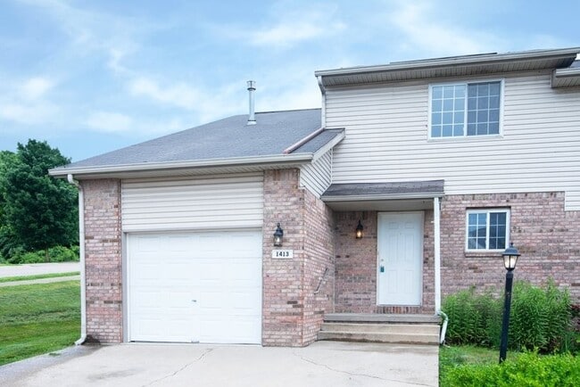 Building Photo - 4 bedroom 2 bath