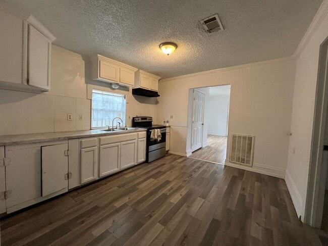 Photo - 4734 Wyandotte St