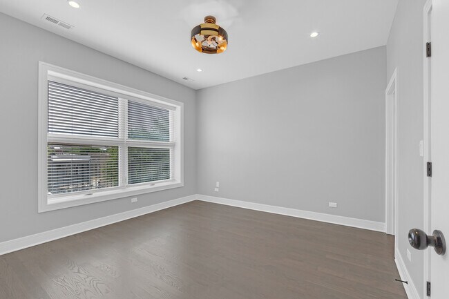 Photo - 4827 S St Lawrence Ave Unit 2
