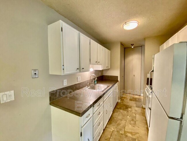 Building Photo - 321 Bellevue Way SE Unit 406