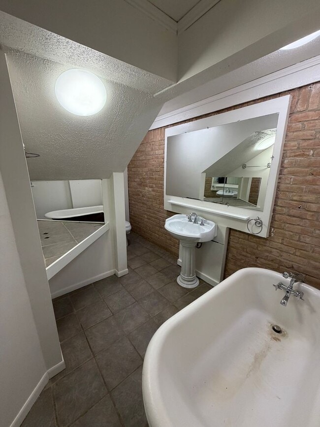 Building Photo - 16920 Rocky Ridge Rd Unit B