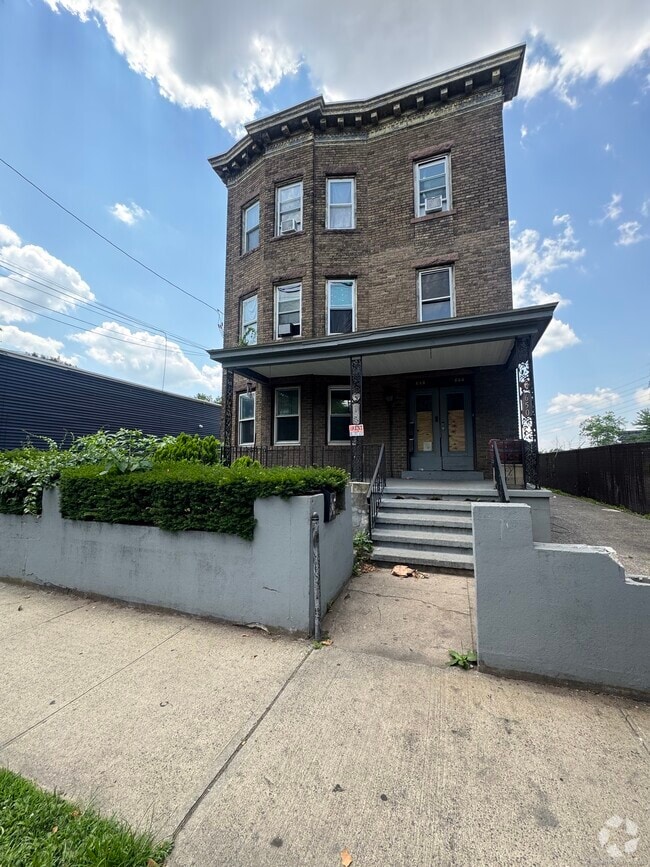 Building Photo - 648 Ferry St Unit 1 Rental