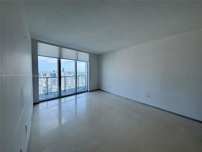 Photo - 185 SW 7th St Unidad 3404 Rental