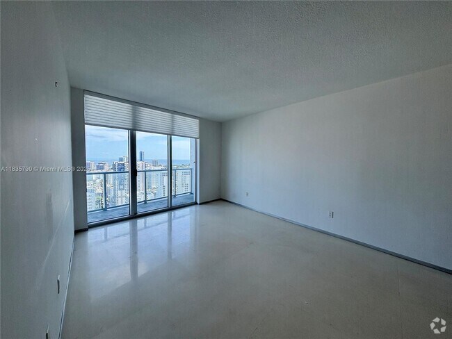 Building Photo - 185 SW 7th St Unit 3404 Rental