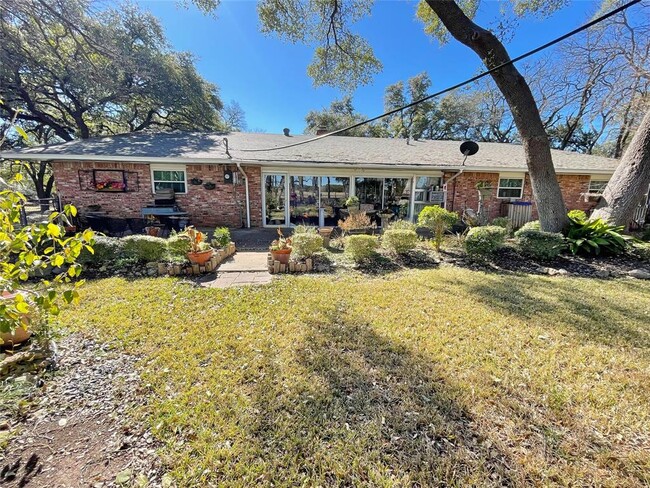 Photo - 700 Shanklin Rd