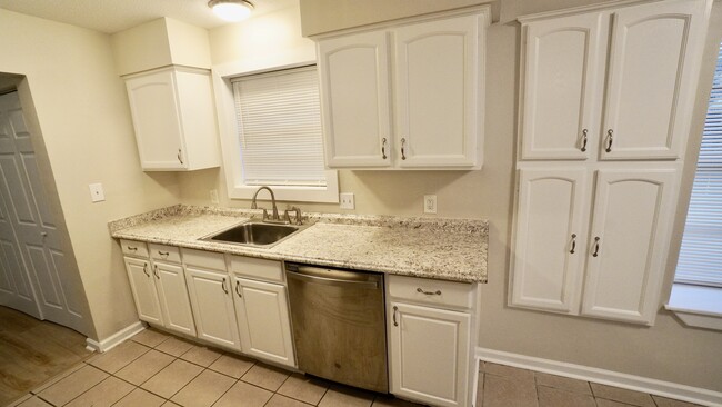 Photo - 105 Foxbriar St