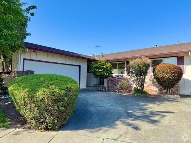 Building Photo - COMING SOON! $3,790 / 3 BR - 1528 S.F. VER... Rental