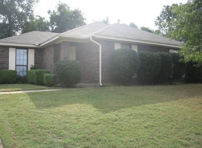 Building Photo - Freshly Redone Family Home