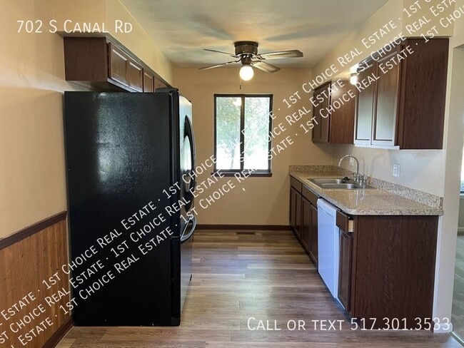 Photo - 702 S Canal Rd