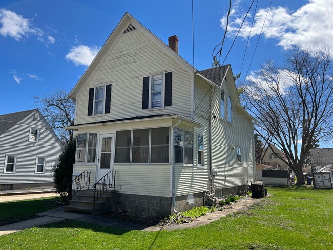 Building Photo - 1204 State St Unit 1204 State Street 1/2 Rental