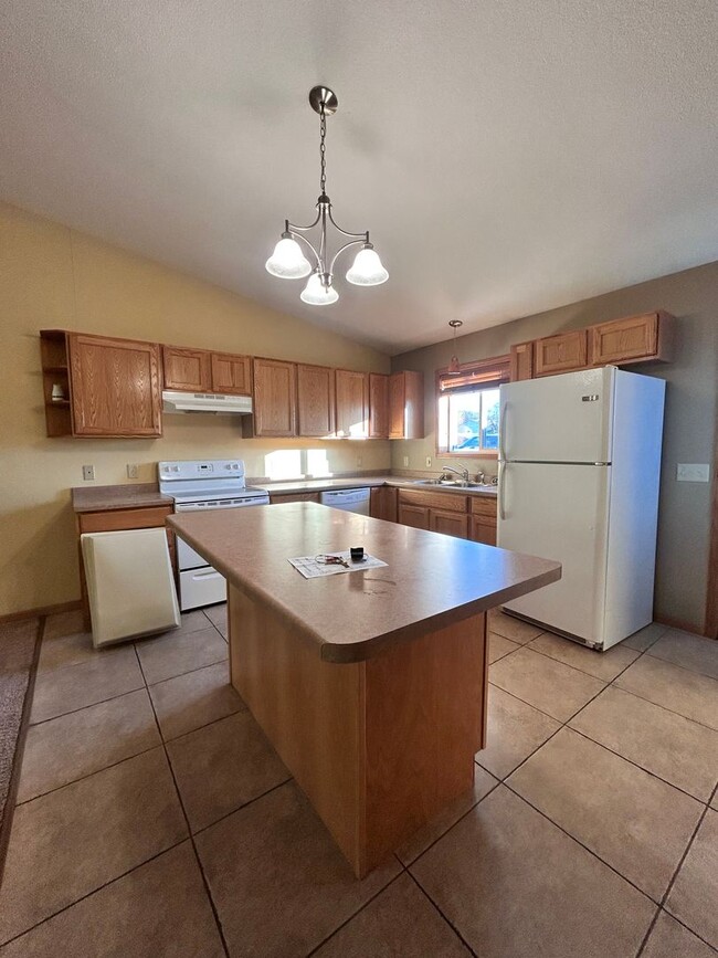 Building Photo - 1027 Dutchman Dr Unit 3