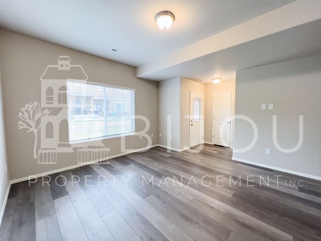 Photo - 7661 Silver Larch Pt