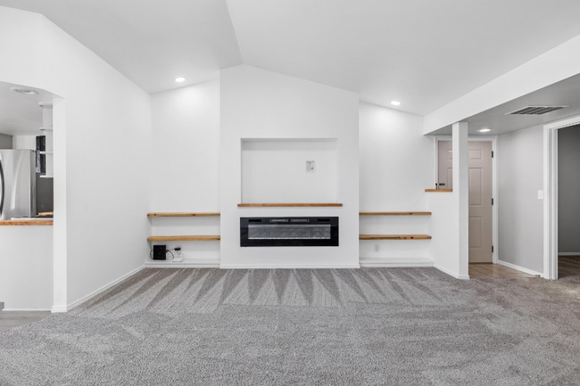 Photo - 355 Elm St N Unidad 6