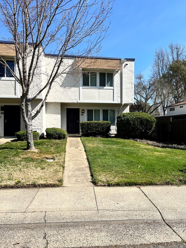 Building Photo - 8823 Salmon Falls Dr Unit C