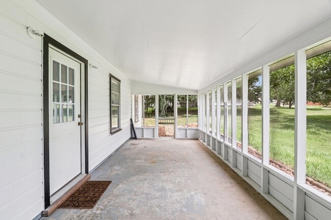 Photo - 755 E Bellville St