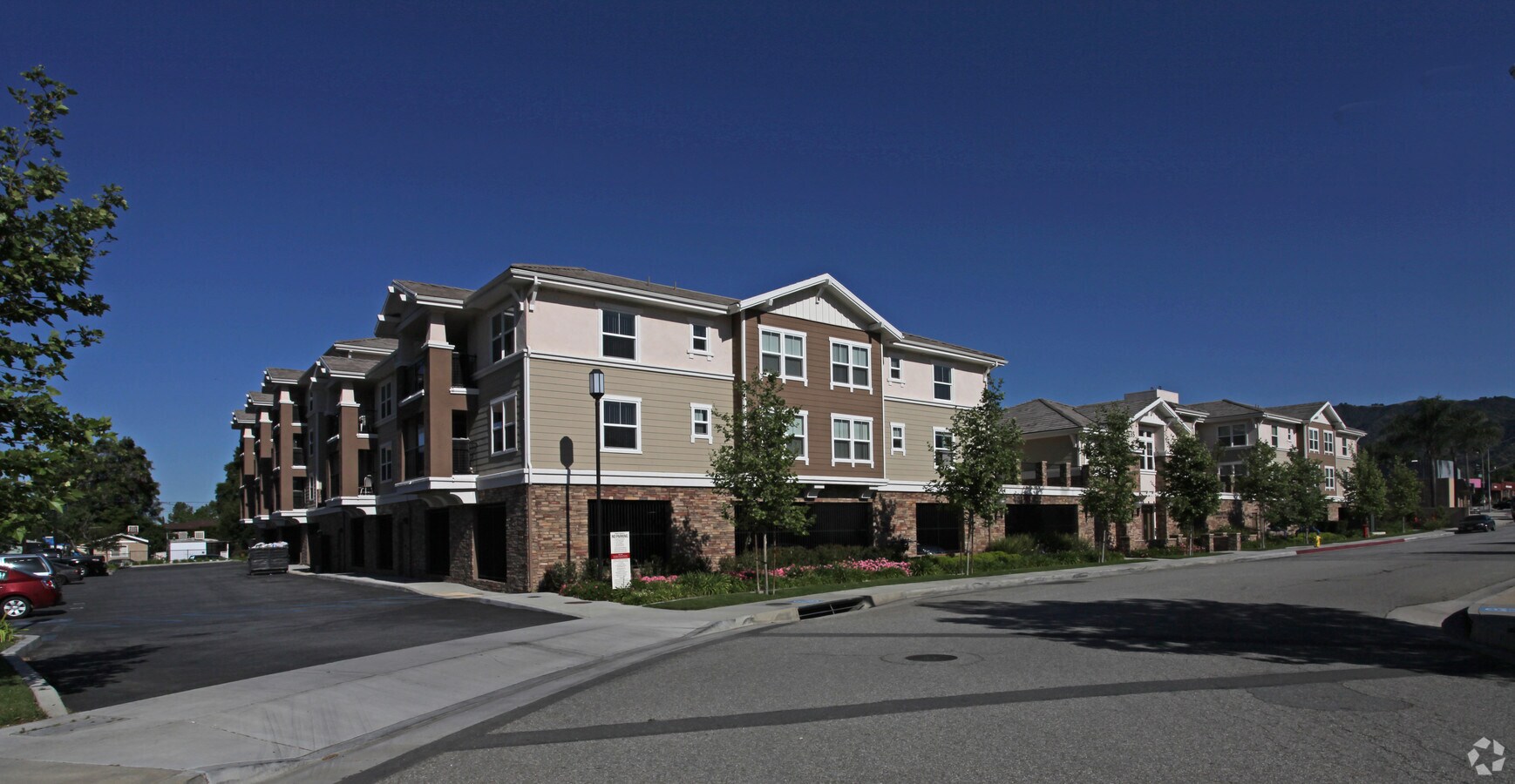 Elwood Family Apartments - Elwood Family Apartments