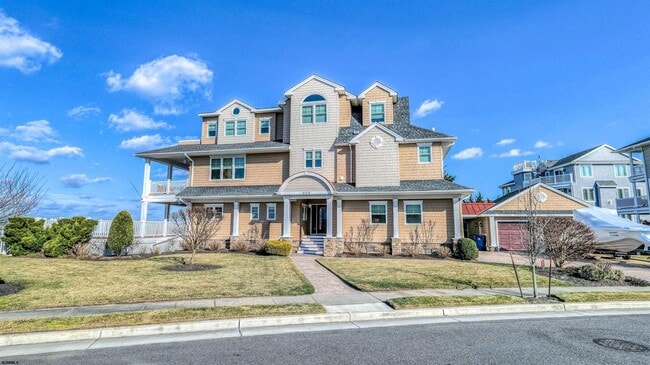 Building Photo - 909 N Cambridge Ave