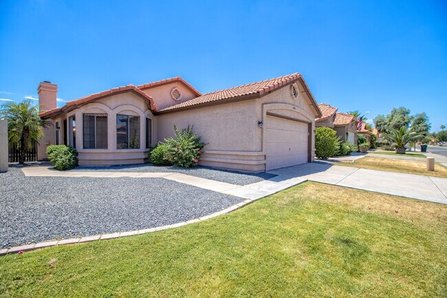 Building Photo - Beautiful home in gated community in Ahwatukee now available!