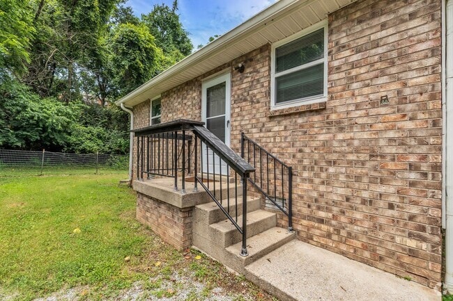 Building Photo - AVAILABLE NOW. 2 Bed 1 bath FOR LEASE in S... Rental