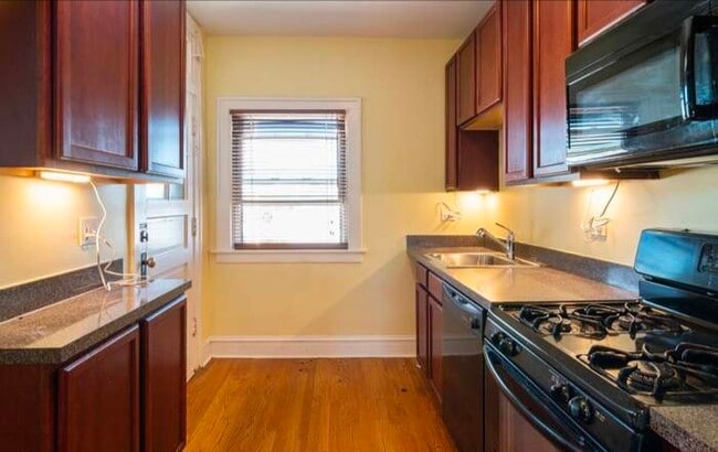 Kitchen - 906 S Elmwood Ave Unit #3
