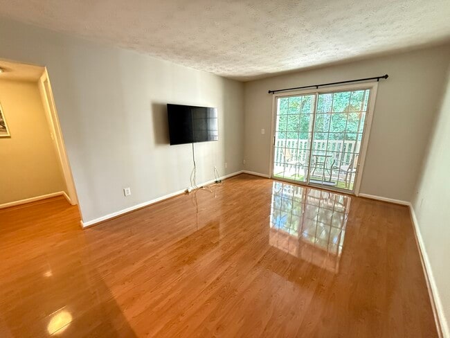 Building Photo - 3140 Seven Pines Ct Unit 205