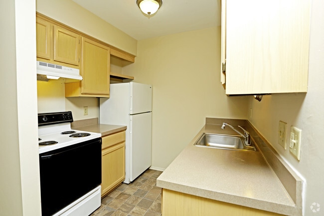 1BR, 1BA - 700 SF
