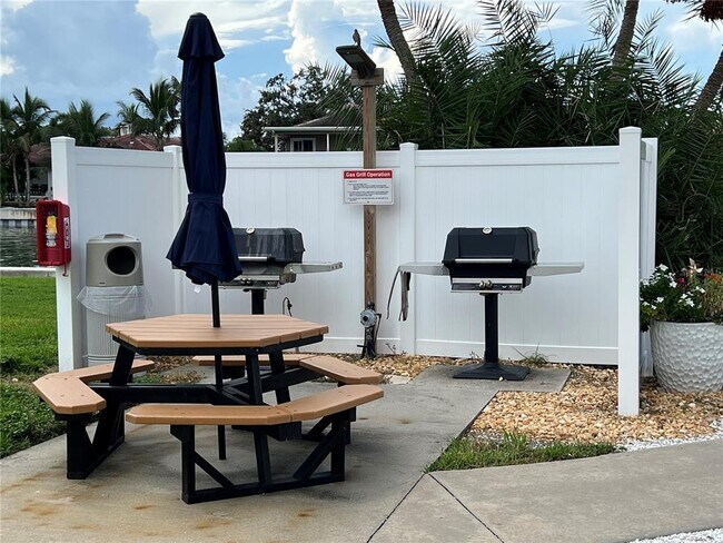 Photo - 4900 Brittany Dr S Unidad 305