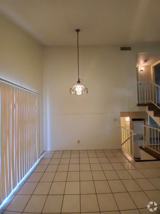 Building Photo - 3 Bedroom townhome w/fireplace ++ bonus ro...