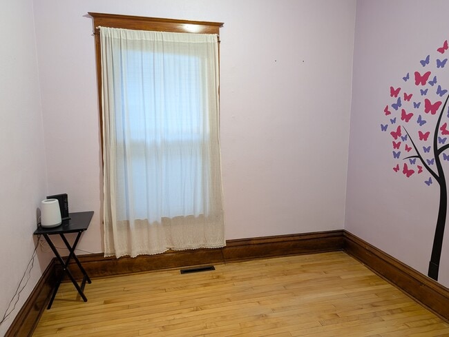 Photo - 1031 Victoria St N
