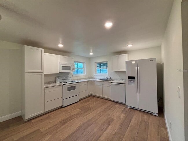 Building Photo - 912 Lake Jessie Dr Unit B