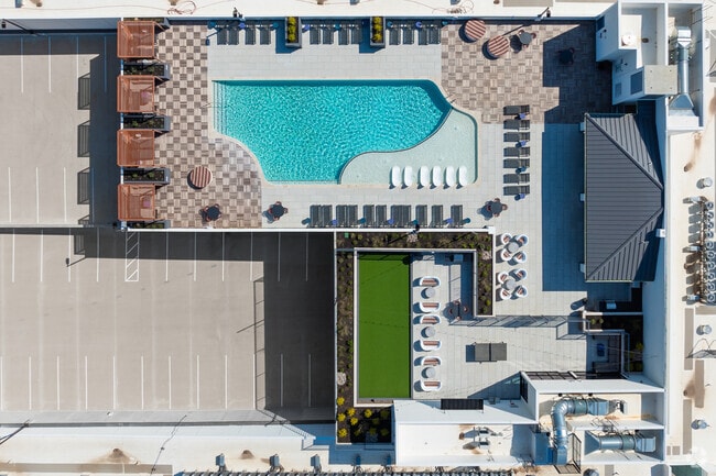 Vista aérea de la piscina de agua salada en la azotea