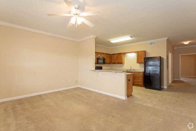 1BR, 1BA - 900 SF