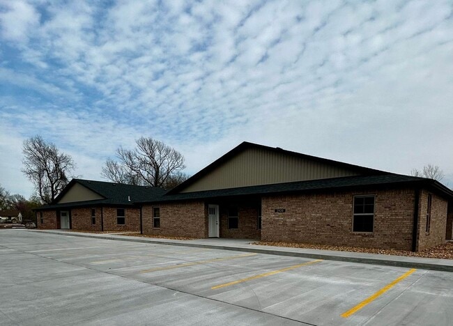 Building Photo - 1 Bedroom at Limestone Estates Unit Univ. Rental