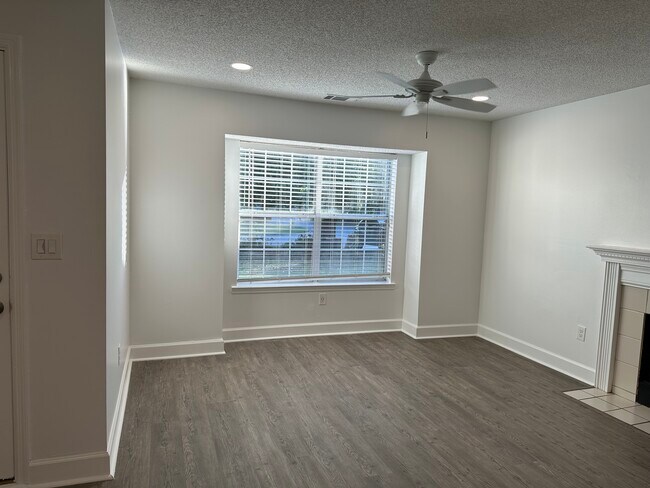 Photo - 8 Saint Ives Dr