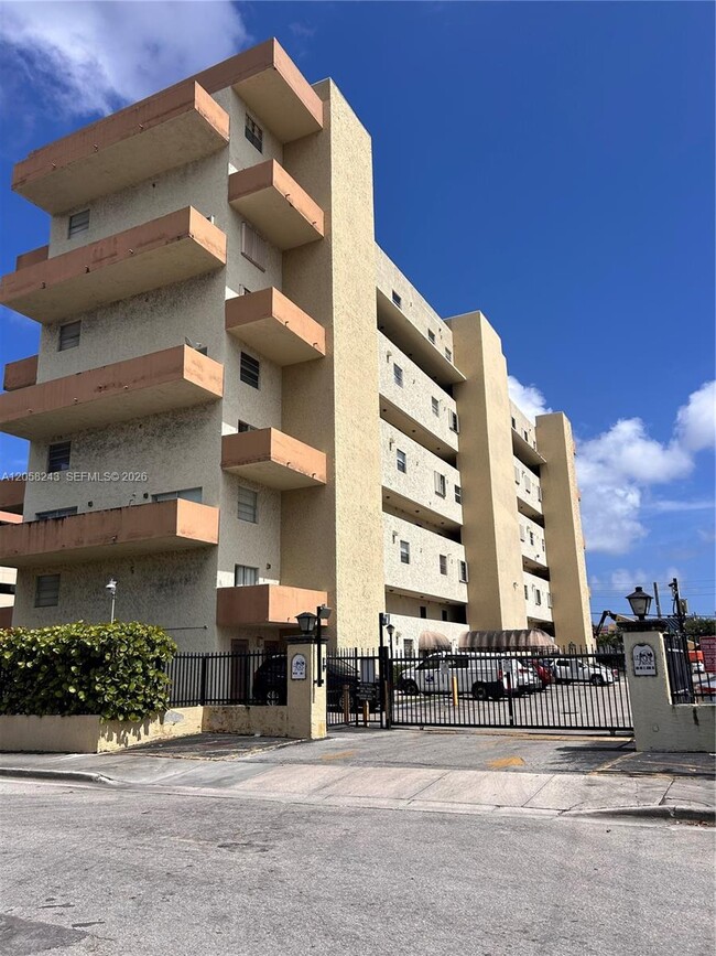 Building Photo - 300 NW 42nd Ave Unit 109