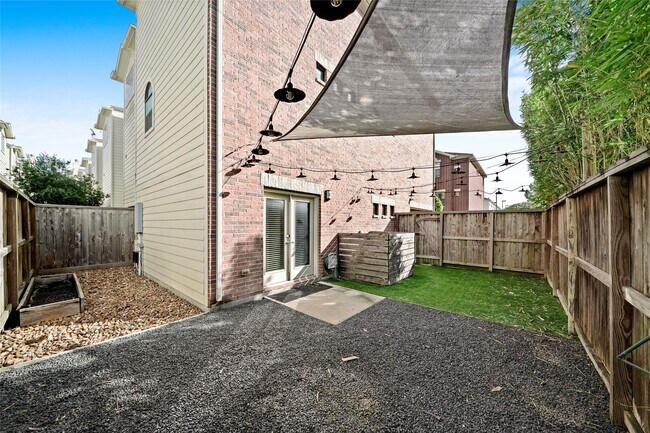 Photo - 650 Westcross St