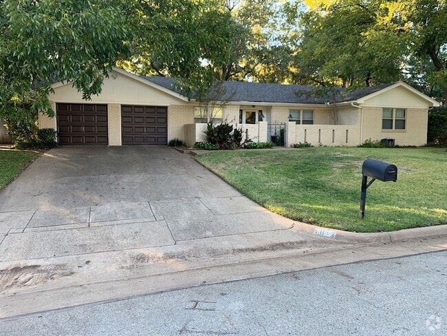 Building Photo - 1812 Elmhurst Dr Rental