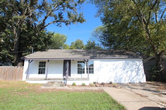 Building Photo - Available Now! Charming & Updated 3-Bedroo... Rental