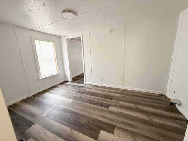 Photo - 1594 Dixon Rd