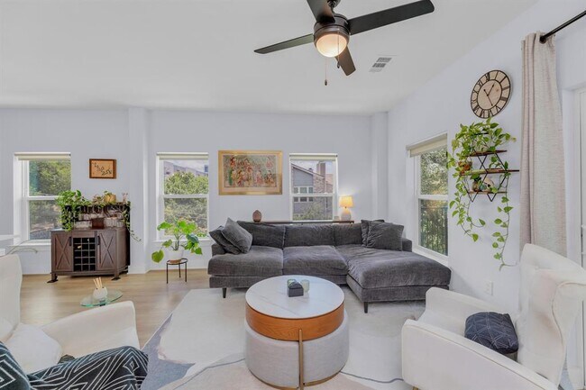 Photo - 2500 Longview St Unit 323