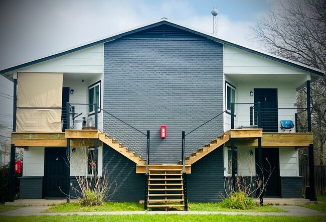 Building Photo - 1640 Post Rd Unit A