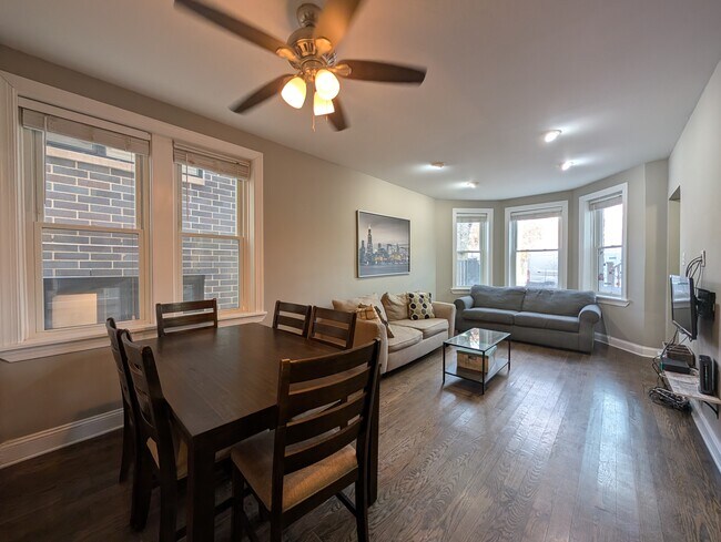 Photo - 1911 W Addison St Unidad 1