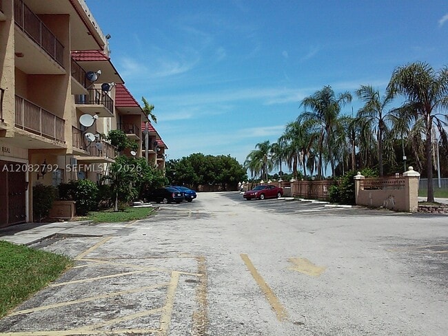 Photo - 5100 SW 41st St Unit 202