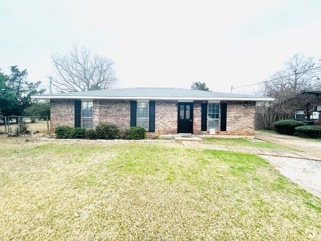 Building Photo - ** 3 bed 2 bath located by Frazer church *... Rental