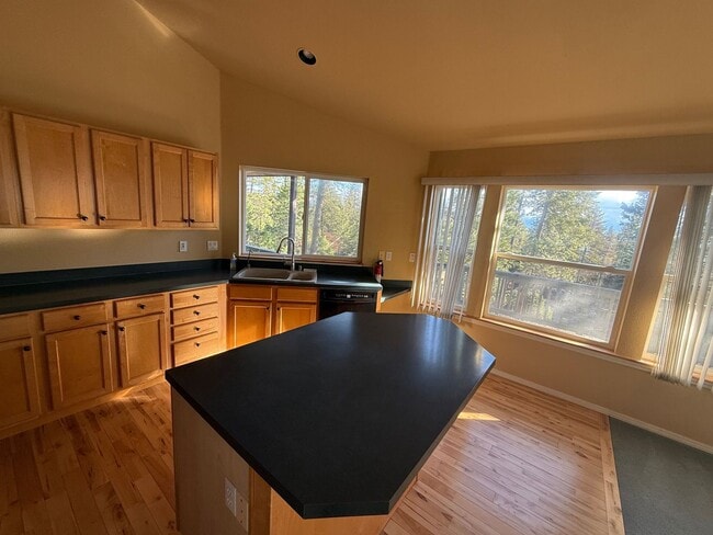 Photo - Spacious 5 Bedroom / 3 Bathroom Home for Rent in Lakeside, Montana