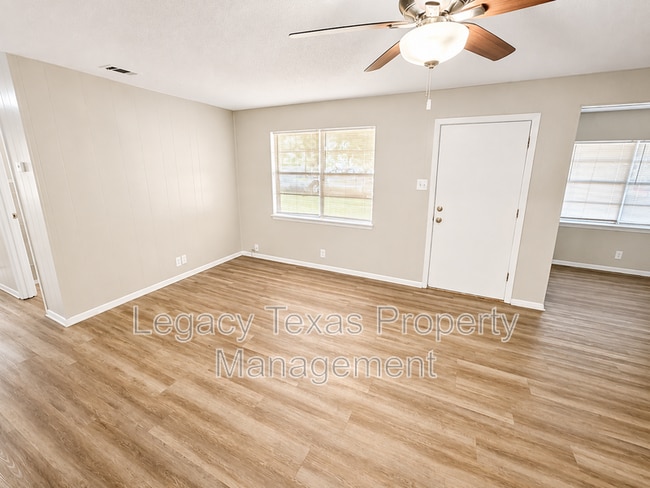 Photo - 1902 Joslin St