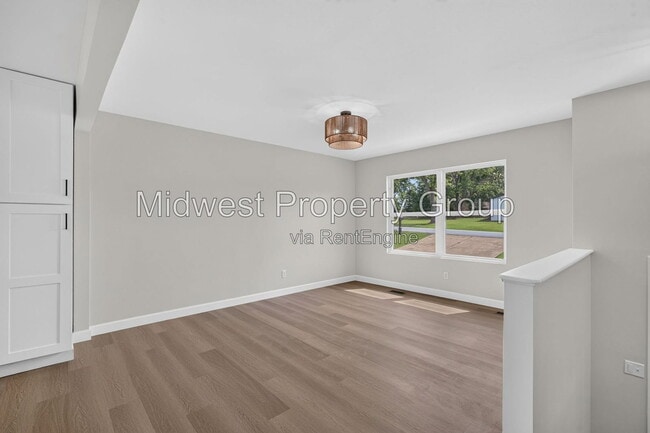Photo - 13 S Perry Cir