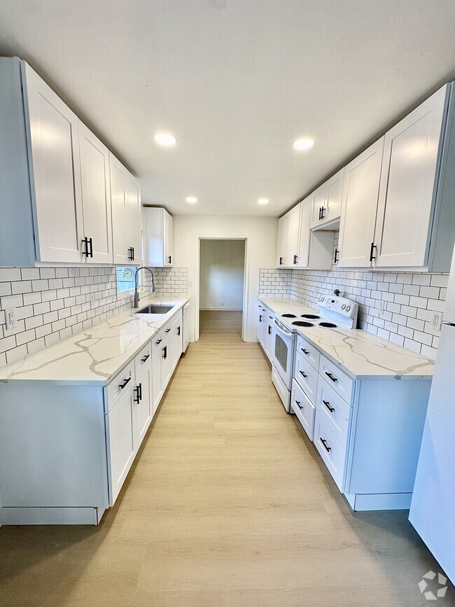 Building Photo - 13825 NE Knott St Rental