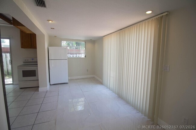 Photo - 909 NE 12th Ave