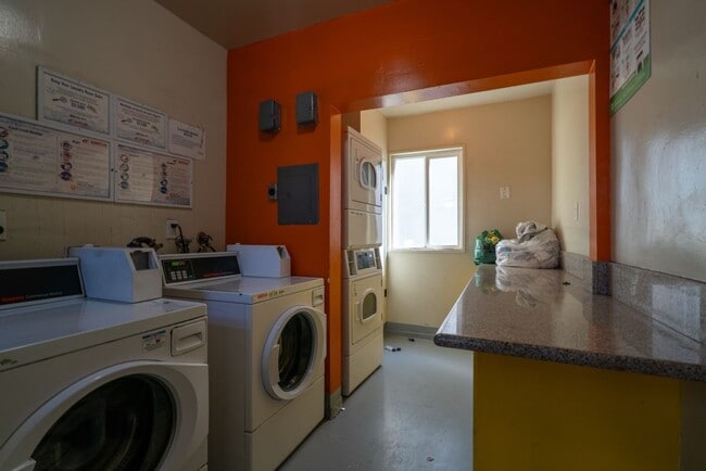 Photo - 210 E 29th St Unidad 12